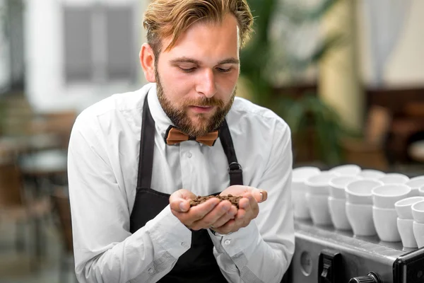 Barista controlla i chicchi di caffè al caffè — Foto Stock