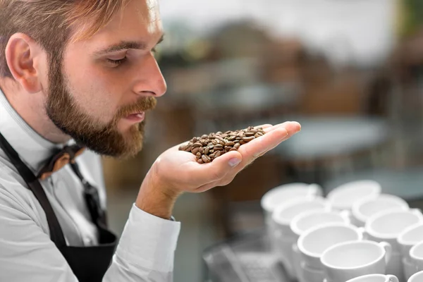 Barista revisando granos de café en el café — Foto de Stock