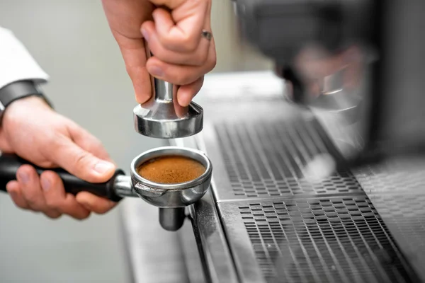 Presionando el café en el soporte de la máquina — Foto de Stock