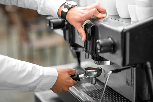 Att sätta innehavaren att kaffemaskinen — Stockfoto