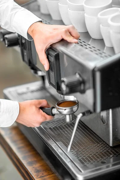 Att sätta innehavaren att kaffemaskinen — Stockfoto