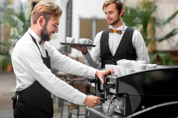 Barista haciendo café con camarero — Foto de Stock