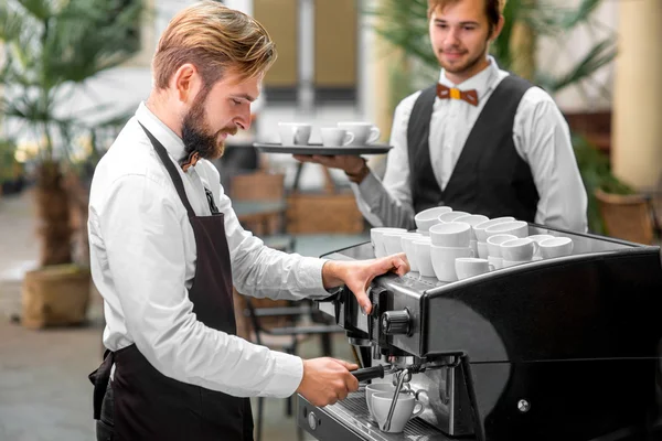 Barista fazendo café com garçom — Fotografia de Stock
