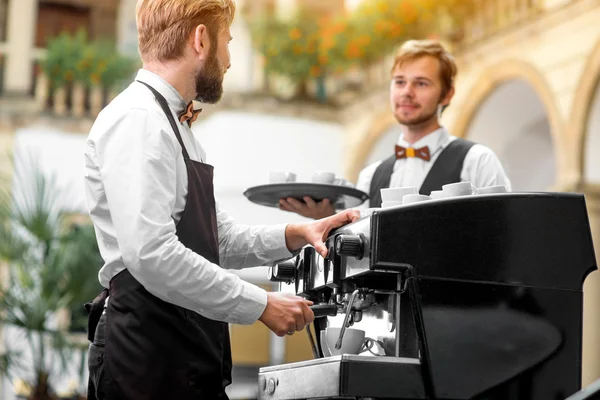 Barista fazendo café com garçom — Fotografia de Stock