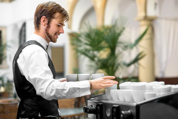 Camarero sirviendo tazas de café — Foto de Stock