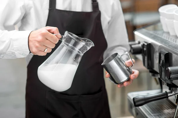 Barista vertiendo leche a la jarra de metal — Foto de Stock