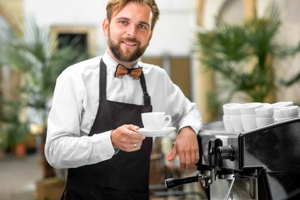 Portrait de barista avec tasse à café — Photo