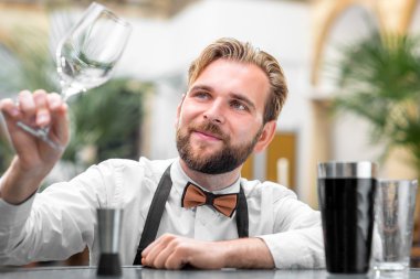 Cam temizliği kontrol barmen