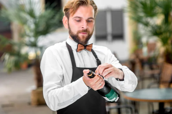 Barman opening fles met mousserende wijn — Stockfoto