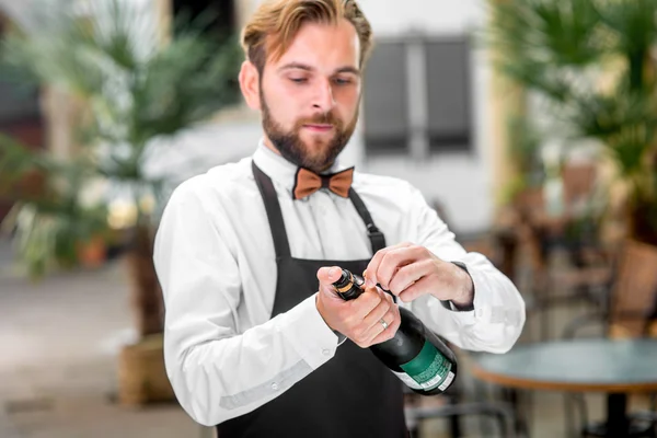 Garrafa de abertura Barman com vinho espumante — Fotografia de Stock