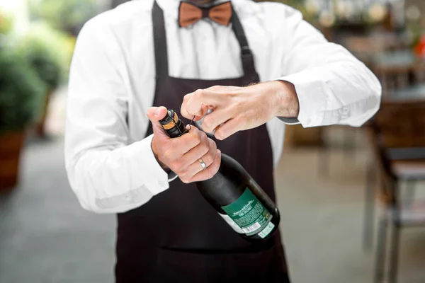 Garrafa de abertura Barman com vinho espumante — Fotografia de Stock