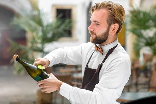 Garrafa de abertura Barman com vinho espumante — Fotografia de Stock