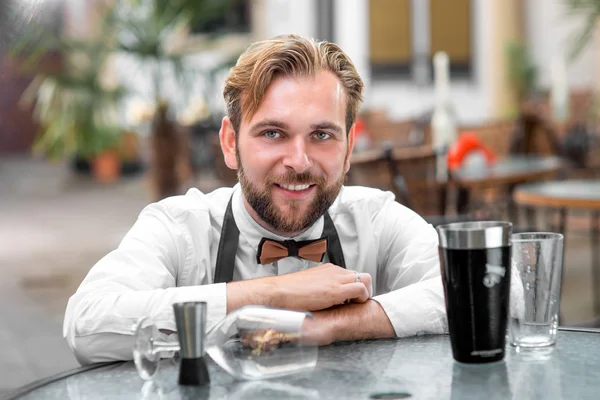 Portræt af bartender på restauranten - Stock-foto