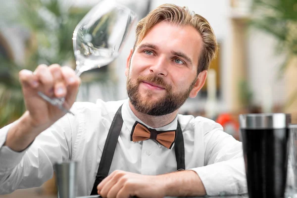 Barman checking the cleanliness of glass — Stock Photo, Image