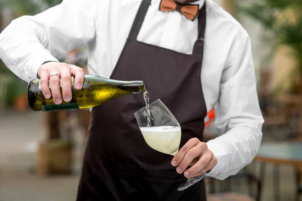 Barman derramando vinho espumante — Fotografia de Stock