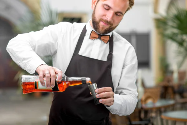 Barman gieten Aperol — Stockfoto