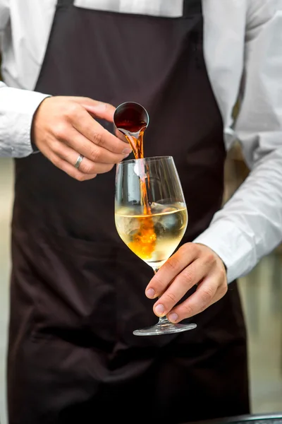 Barman faire un cocktail — Photo
