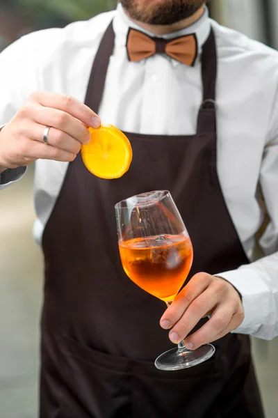 Barman fazendo coquetel — Fotografia de Stock