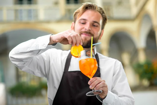 Barman face cocktail — Fotografie, imagine de stoc