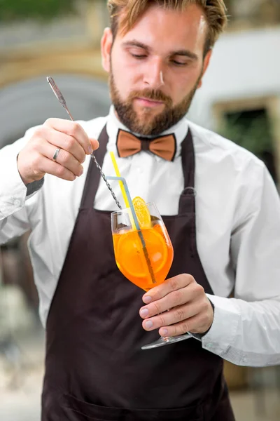 Barman fazendo coquetel — Fotografia de Stock