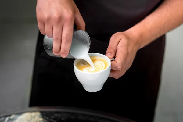 Hacer capuchino con forma de arte — Foto de Stock