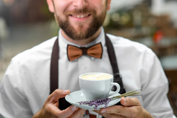 Barista segurando copo com café — Fotografia de Stock