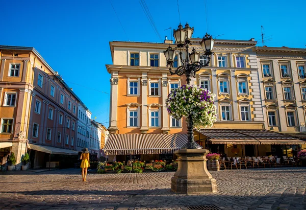 Barevné budovy na náměstí s trhem ve městě Lviv — Stock fotografie