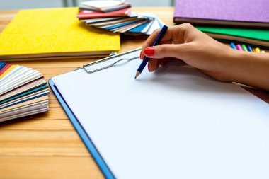 Beyaz sayfa üzerinde renkli kalemle yazma