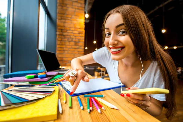 Studing im Café — Stockfoto