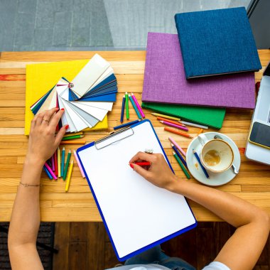 Beyaz sayfa üzerinde renkli kalemle yazma