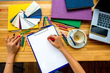 Beyaz sayfa üzerinde renkli kalemle yazma