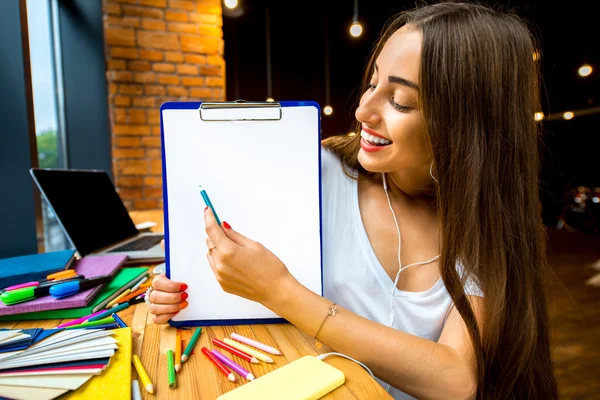 Vrouw met bord met Witboek — Stockfoto