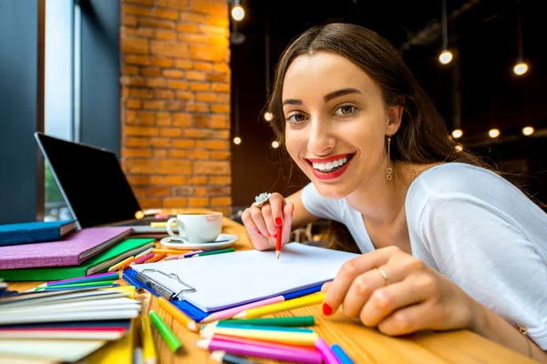 Studing im Café — Stockfoto