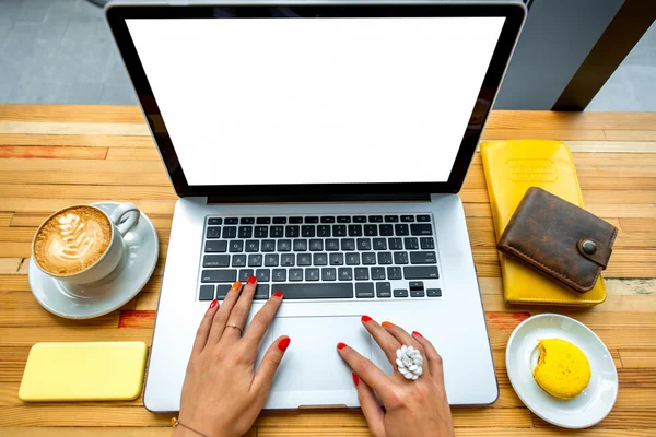 Posto di lavoro con computer portatile — Foto Stock