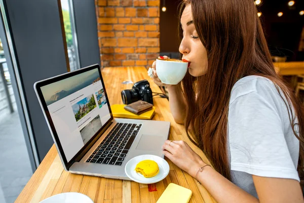 Femme travaillant en ligne avec tasse de café — Photo