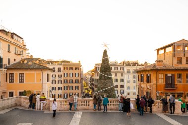 Roma 'daki şenlikli şehir manzarası İspanyol Merdivenleri' nin yanında süslü bir Noel ağacı ve canlı yayalar var. Tatil atmosferi, kış turizmi, şehir tatili seyahati, kutlama ve Avrupa kenti
