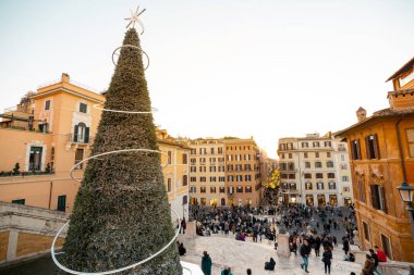 Roma 'daki şenlikli şehir manzarası İspanyol Merdivenleri' nin yanında süslü bir Noel ağacı ve canlı yayalar var. Tatil atmosferi, kış turizmi, şehir tatili seyahati, kutlama ve Avrupa kenti