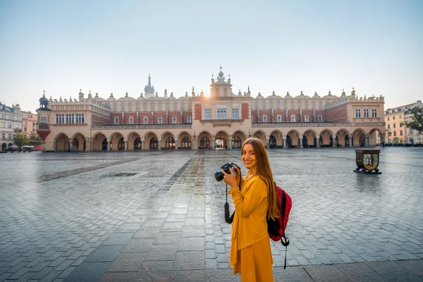 Turista femenina en el centro de Cracovia — Foto de Stock