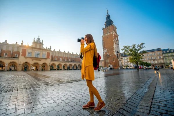 Touriste féminine dans le centre de Cracovie — Photo