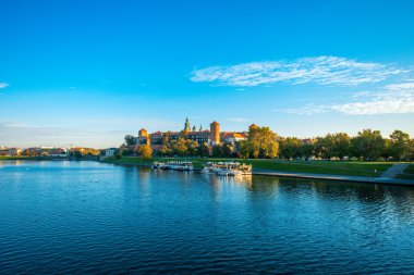 Krakow Wawel castle civarındaki Vistula Nehri üzerinde güzel manzara