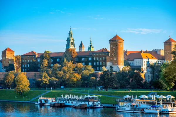 Prohlédni si na hrad Wawel od řeky Visly v Krakově — Stock fotografie