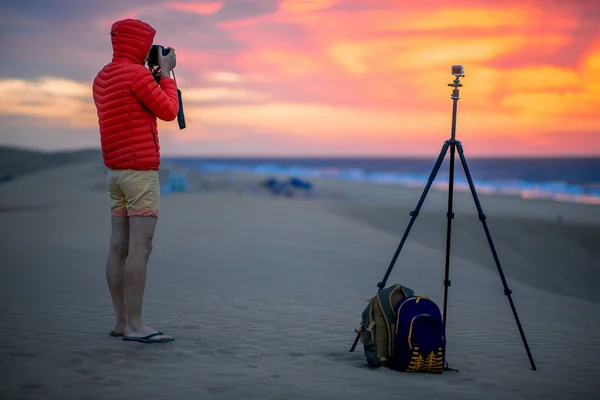 Fotograf, der frühmorgens draußen arbeitet — Stockfoto