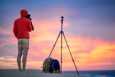 Sabahın erken saatlerinde dışarıda çalışan fotoğrafçı