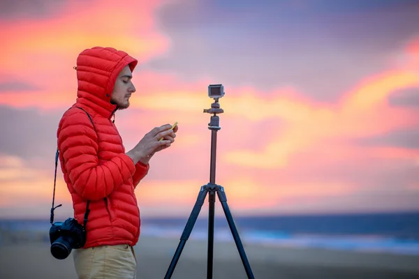 Photographe travaillant à l'extérieur tôt le matin — Photo