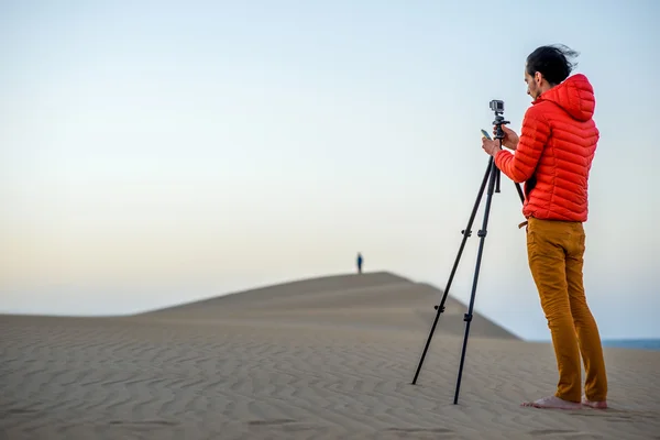 Fotograf, der frühmorgens draußen arbeitet — Stockfoto