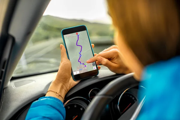 Motorista feminina usando smartphone no carro — Fotografia de Stock