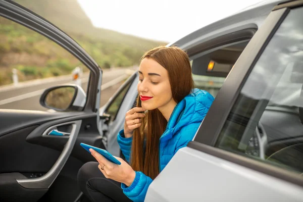 Wanita bepergian dengan mobil di jalan pegunungan — Stok Foto