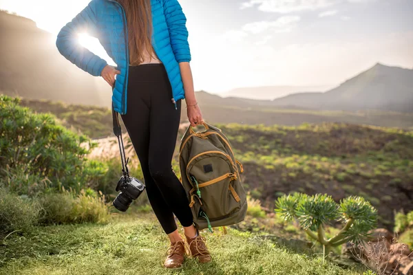 Viajante com fotocâmera e mochila — Fotografia de Stock