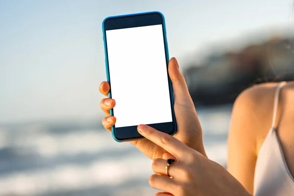 Donna che mostra il telefono con schermo bianco — Foto Stock