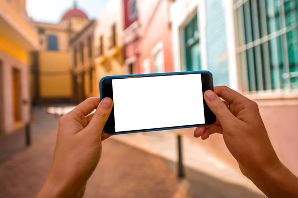 Smartphone s bílým plátnem na staré město ulice pozadí — Stock fotografie